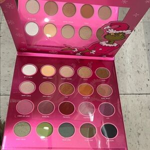 Grinch-Themed Eyeshadow Palette with Festive Colors